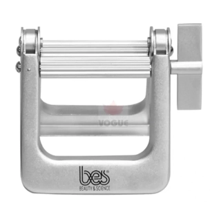 Vytláčač na farby z tuby celokovový